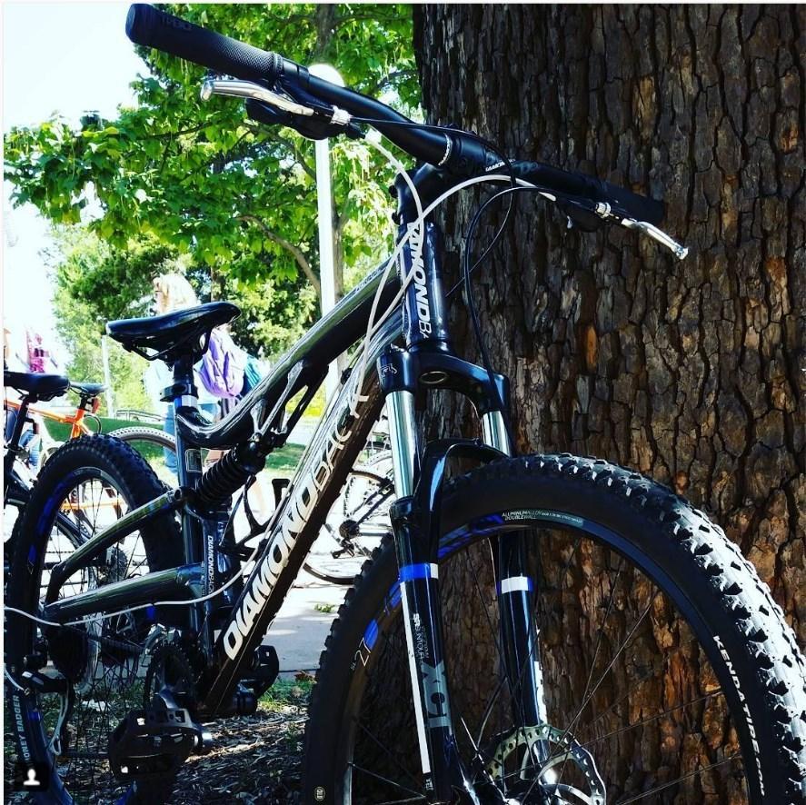 2016 Diamondback Recoil 27.5 Silver or Gray, White, and Blue