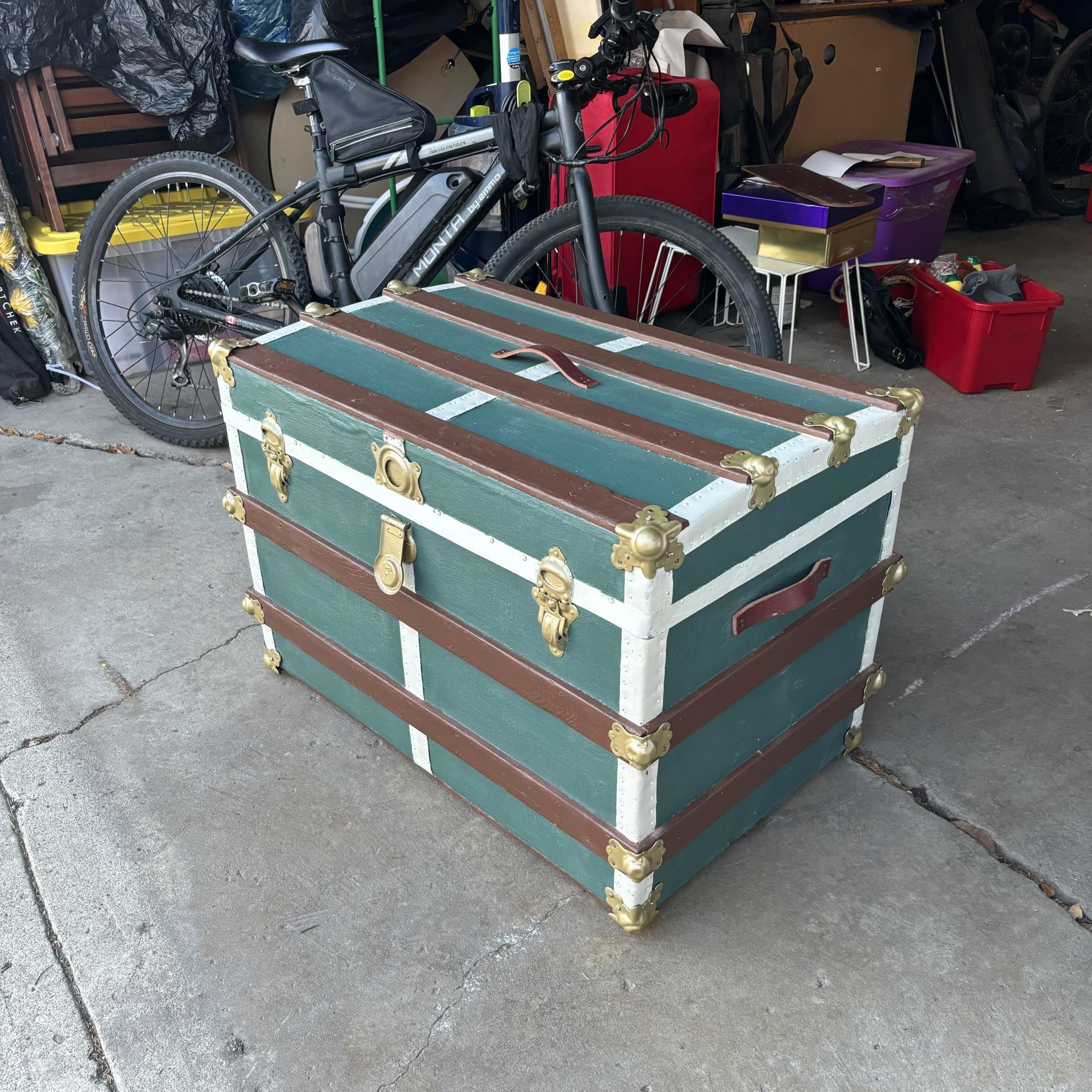 Emmo Monta B Black and White