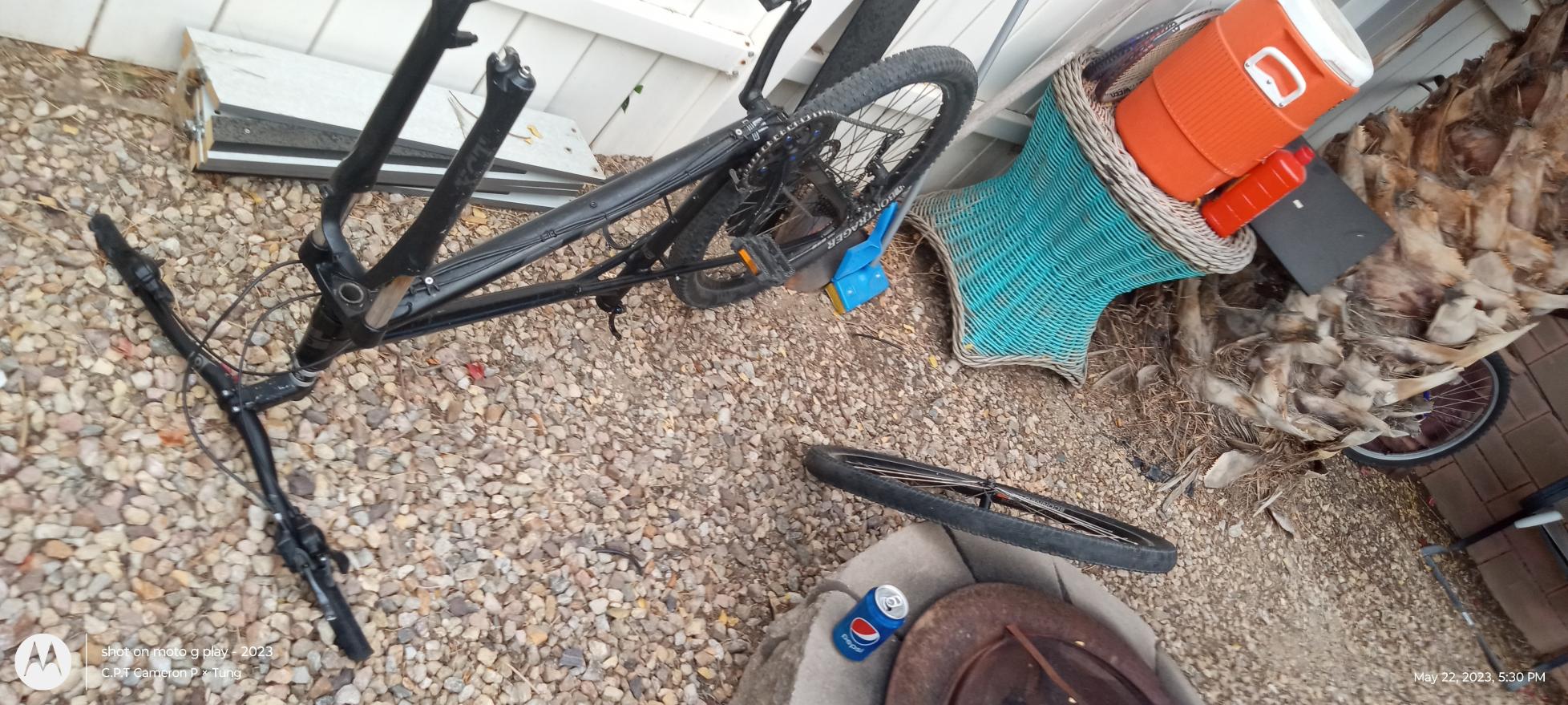 GT Bicycles CM18L556999 - Mountain Bike: (Avalanc... Black, Silver, gray or bare metal, and Blue