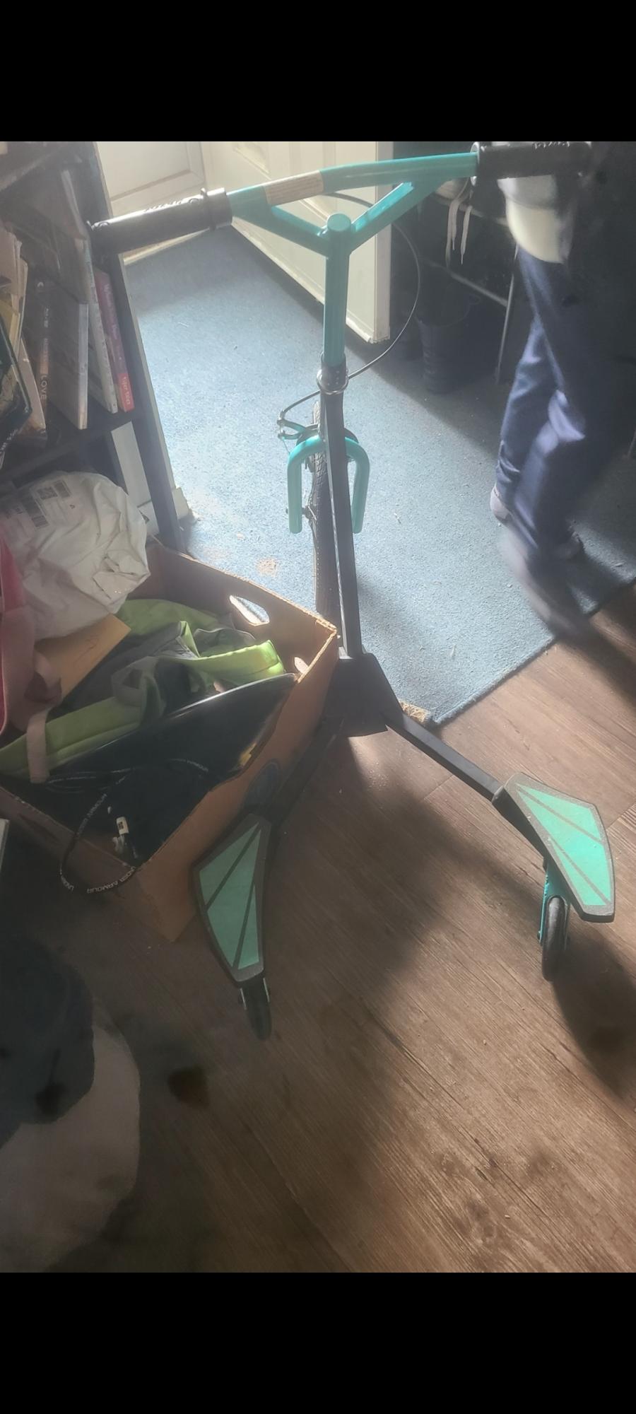 2021 Razor Delta Wing scooter (not electric) Teal and Black