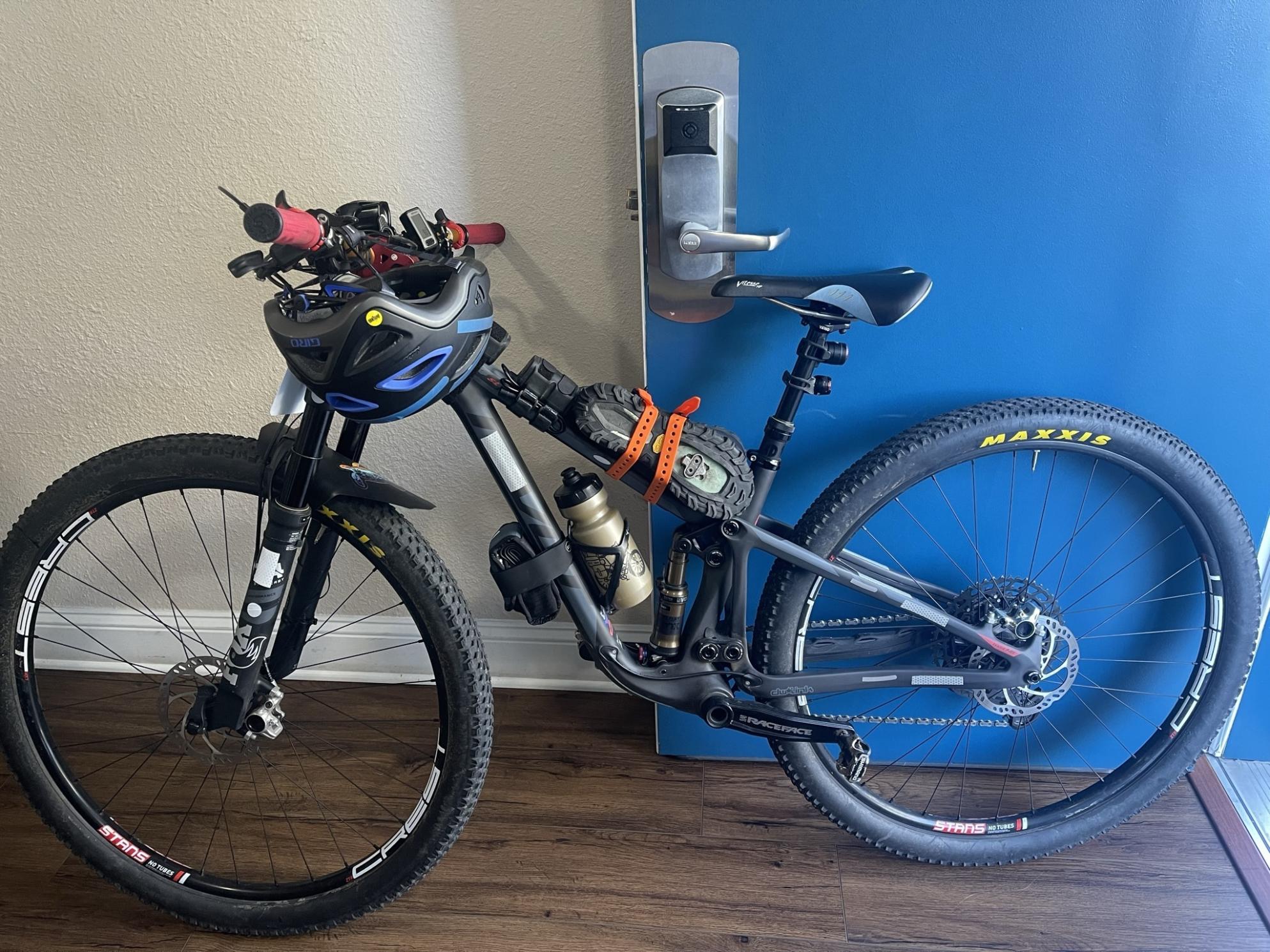 2021 Pivot mach 4 sl size xs Black