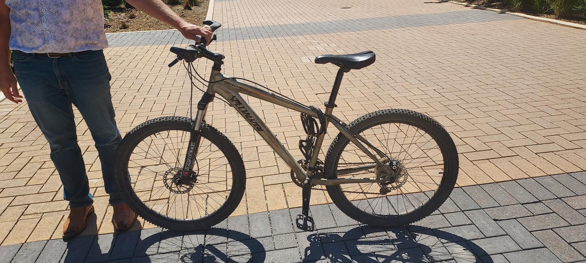 2007 Specialized Hardrock Pro Disc Silver, gray or bare metal