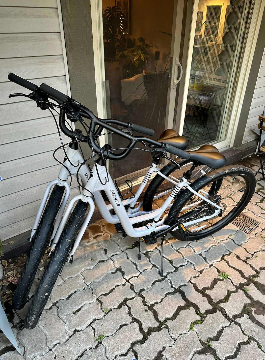 2023 Specialized roll 3.0 low entry White