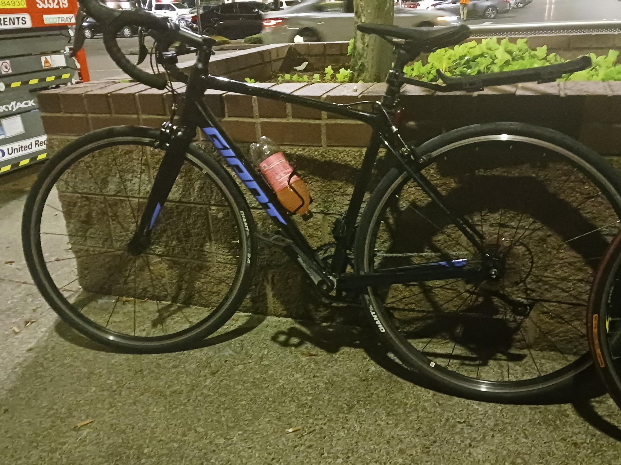 2022 Giant Contend Black and Blue