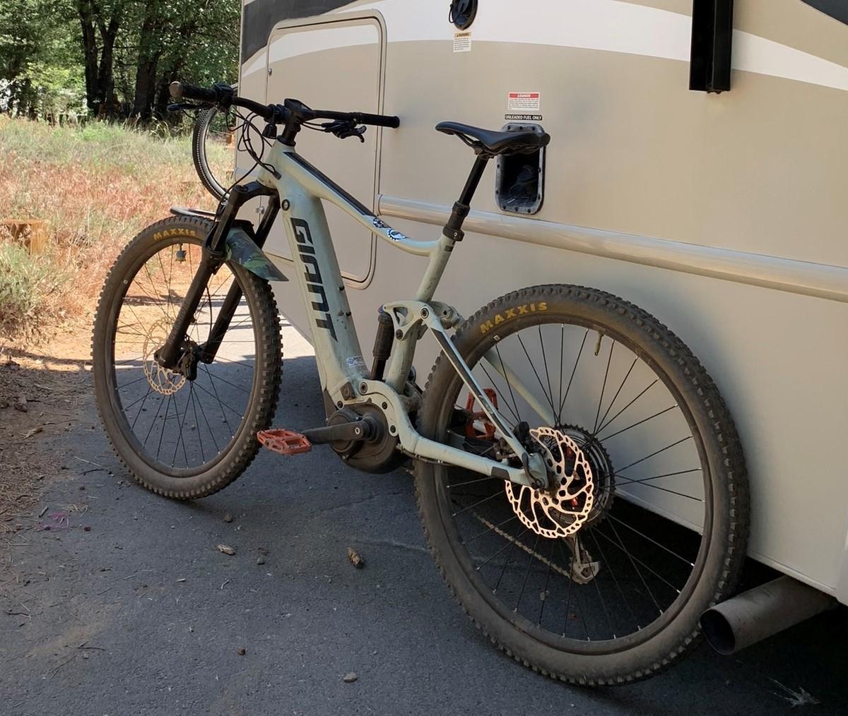 2022 Giant Stance E+ 1 29er Green