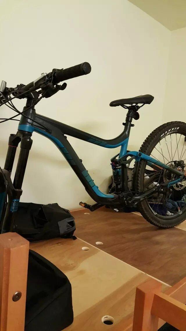 2015 Giant 2015 Reign 27.5 2 M Black and Green