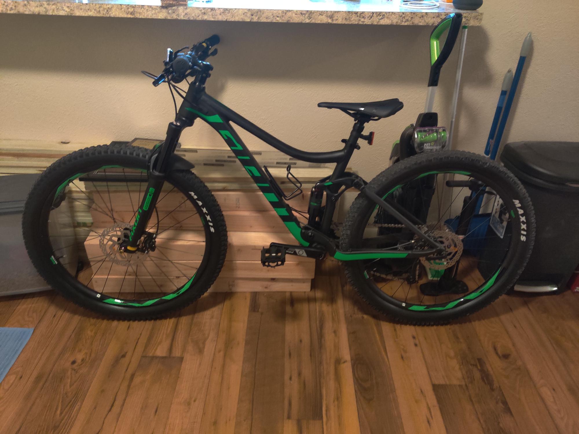 2019 Giant Stance Black and Green