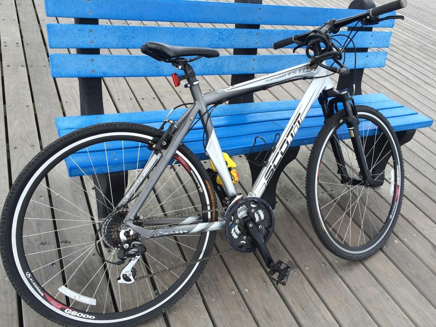 SCOTT mens hybrid 28 inch wheels White and Silver or Gray