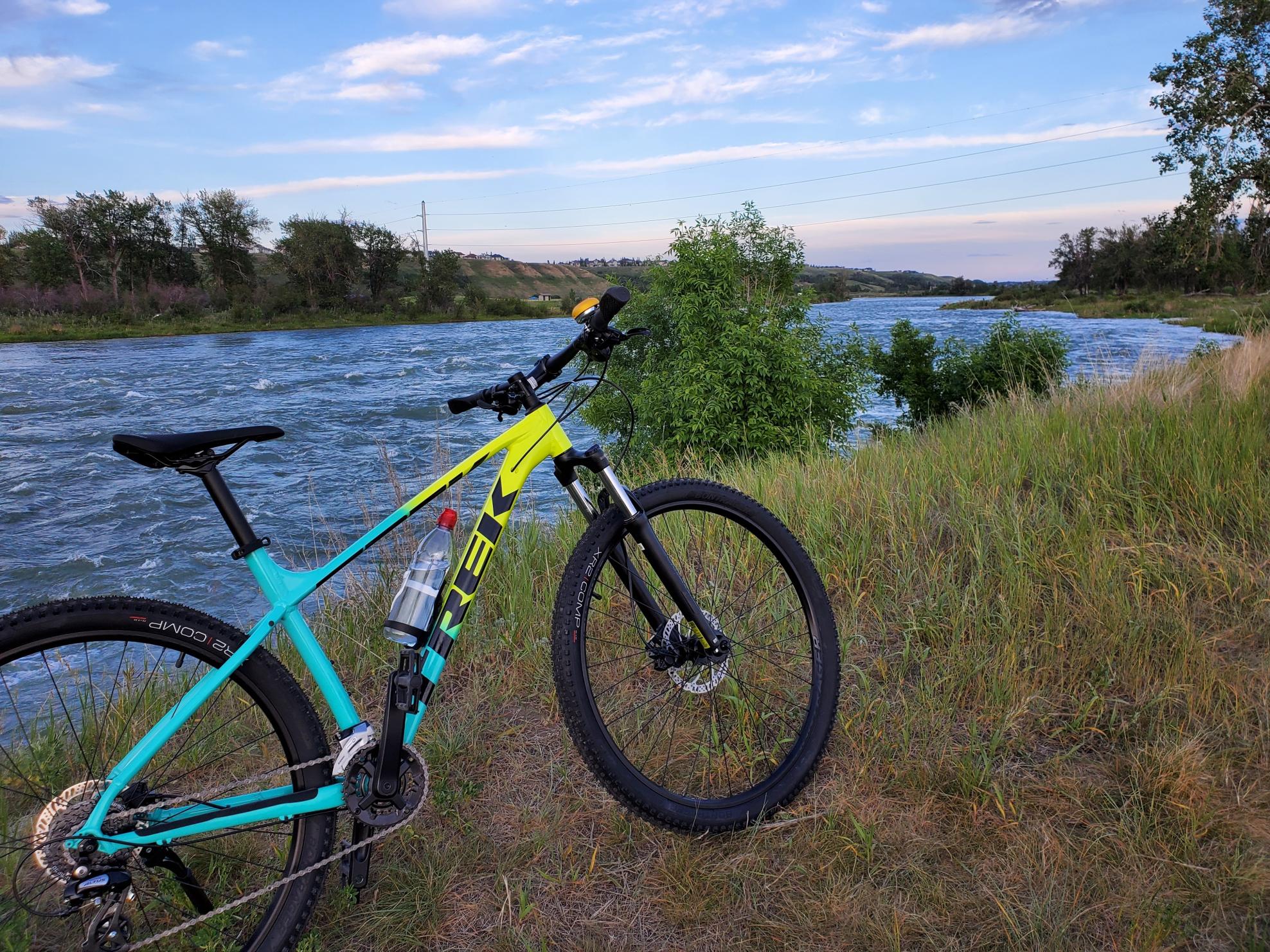 2022 Trek Marlin 5 Green and Blue