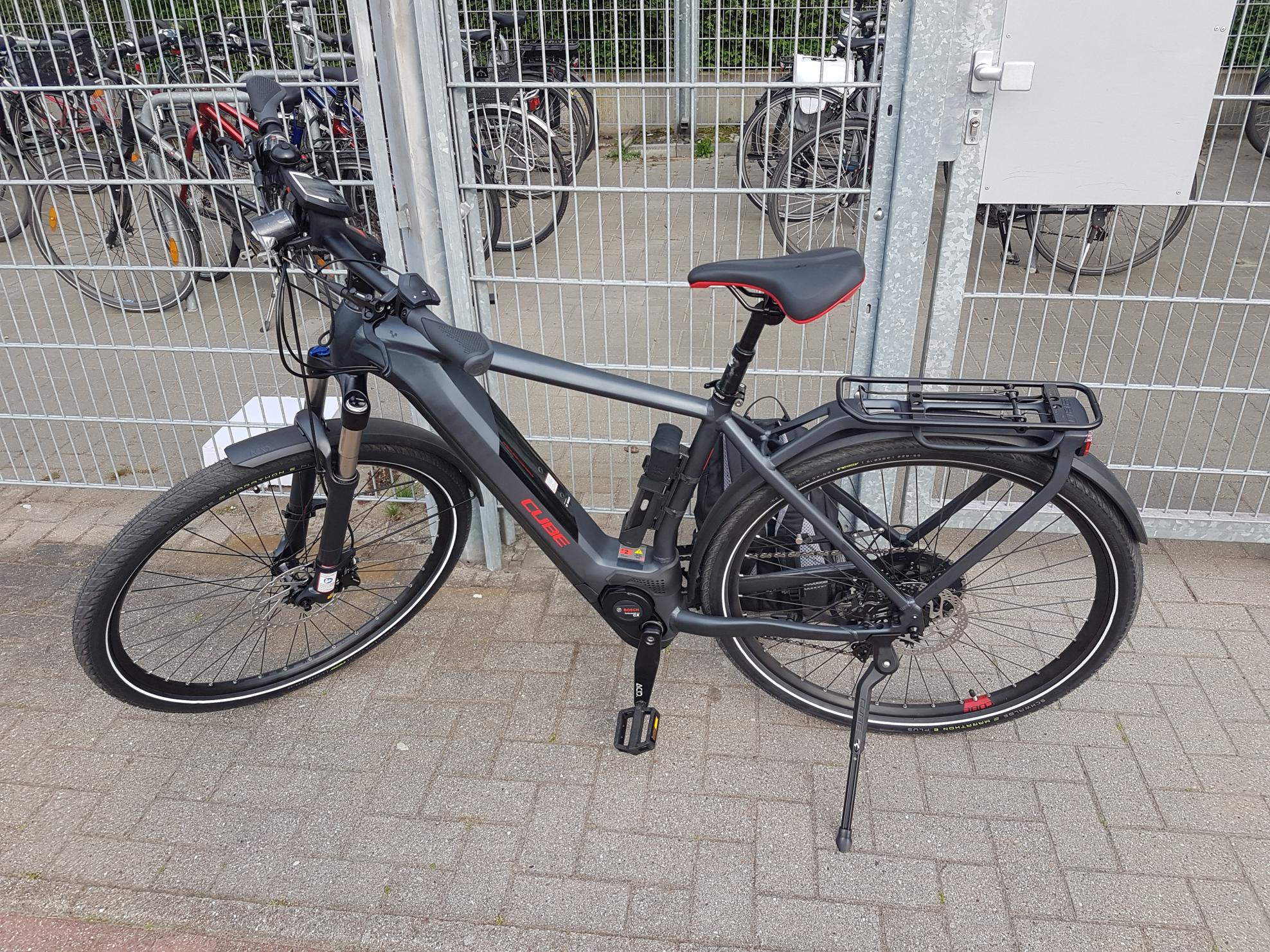 2020 Cube Men Silver, gray or bare metal and Red