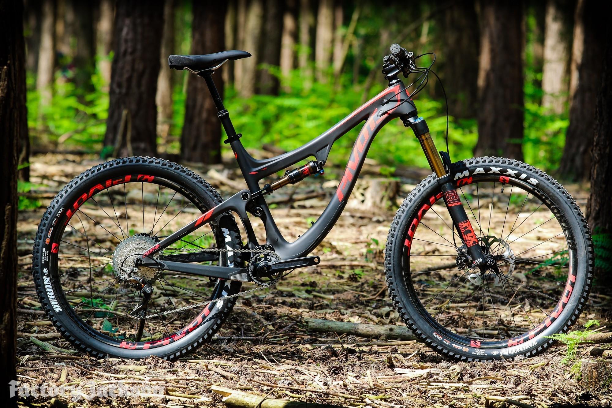 2017 Pivot Switchblade Black and Red