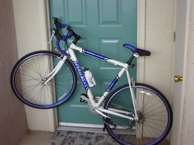 Trek 1000 White and Blue