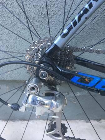 2009 Giant Defy Advanced 3 (Triple Chainring) Blue, Black, and Silver, gray or bare metal