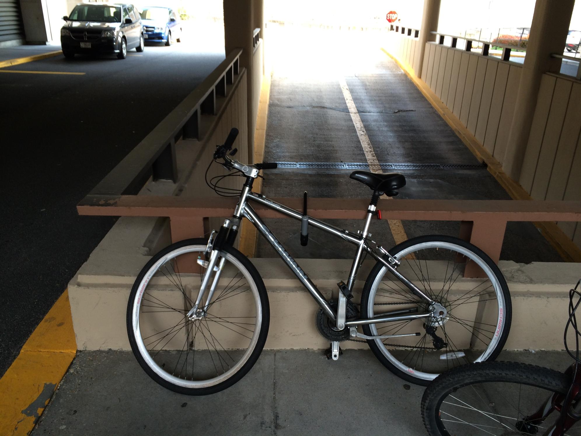 2015 Schwinn Trailway Silver or Gray