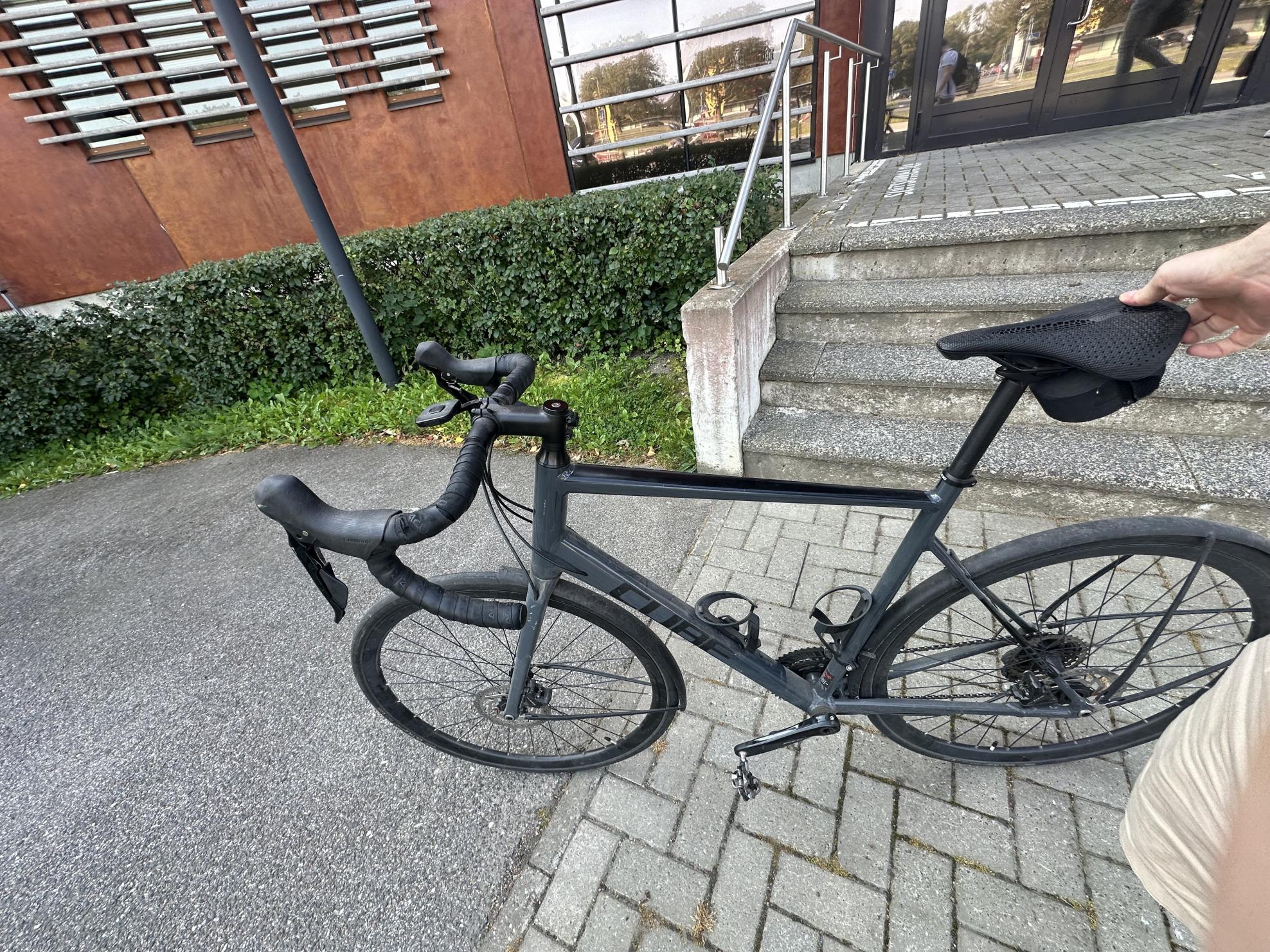 2022 Cube Attain Black