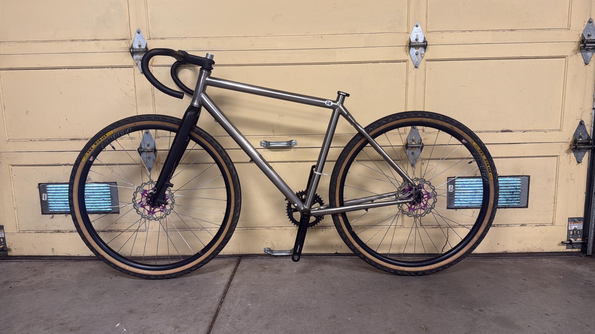 Charge plug 5 Silver, gray or bare metal