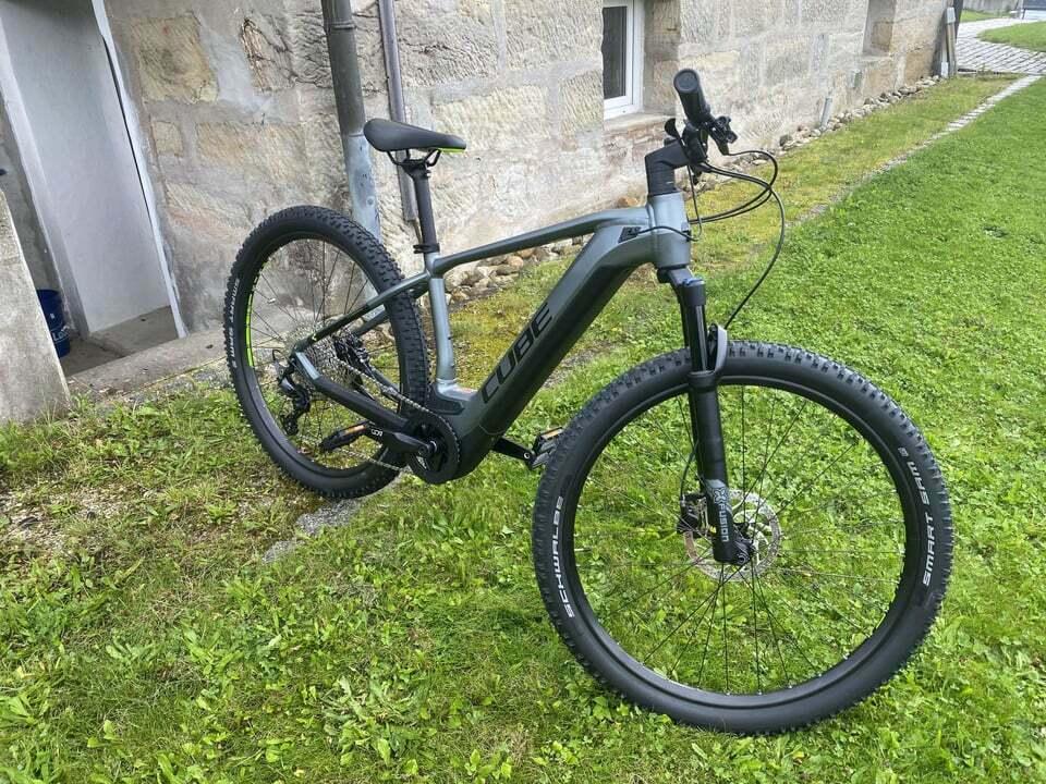 2022 Cube Reaction Silver, gray or bare metal