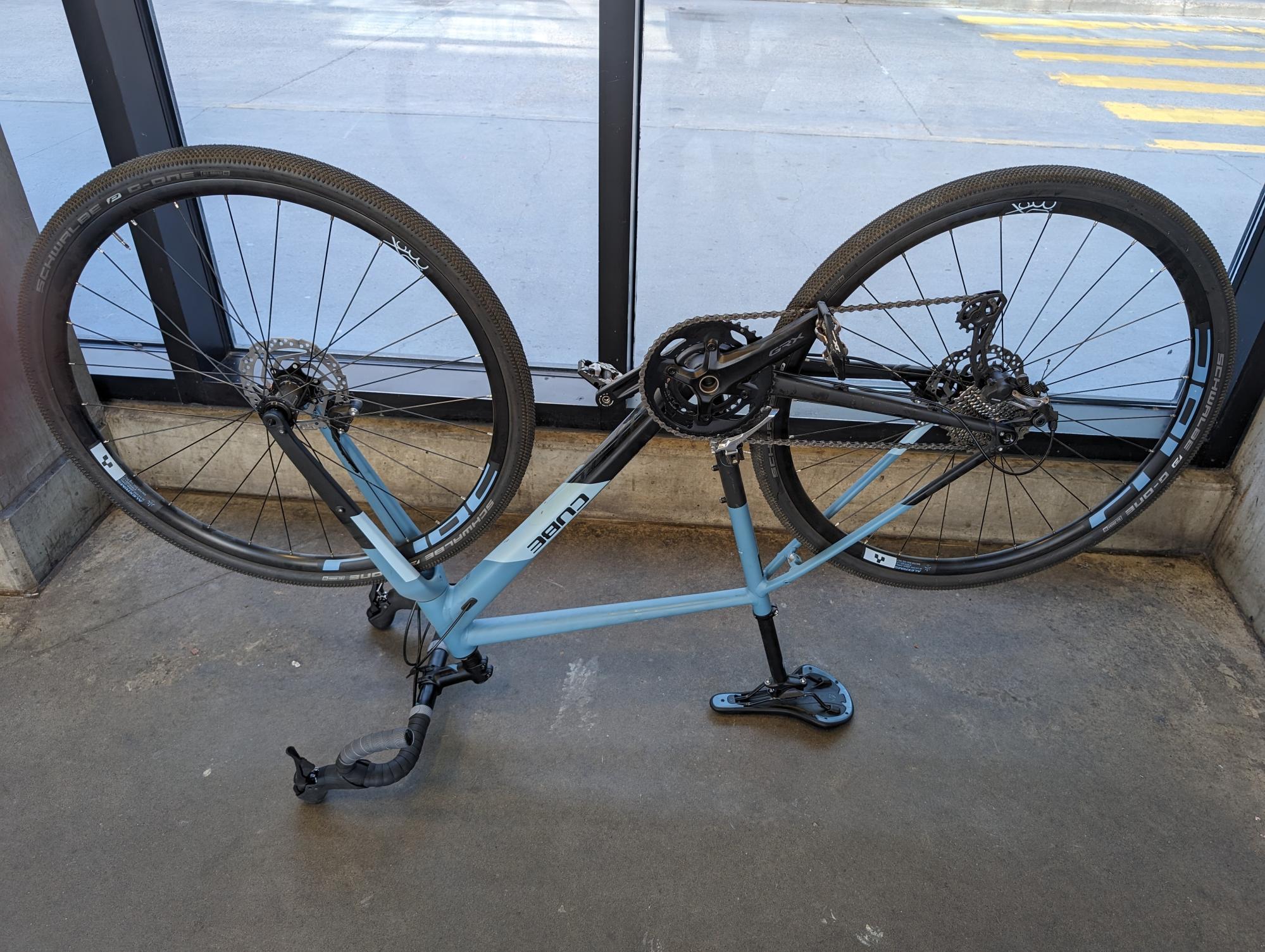 Cube Race integrated cable routing Blue