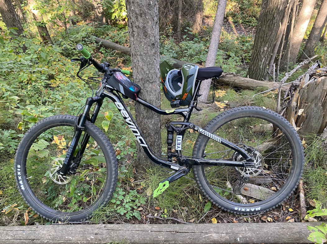 2022 Devinci Marshall Black