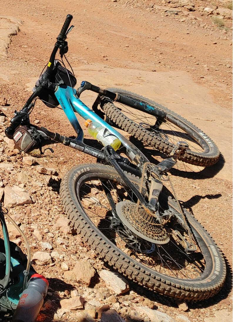 2019 Giant Intrigue Advanced 2 Medium frame Blue and Black