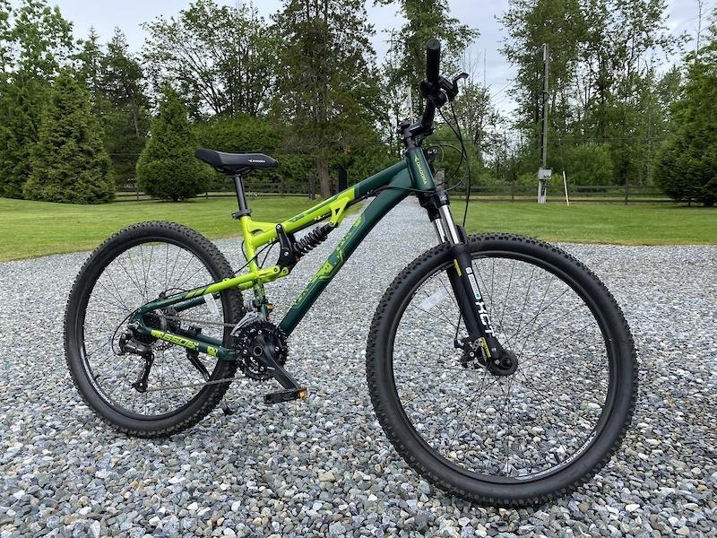 2017 Diadora Ampio Green and Yellow or Gold