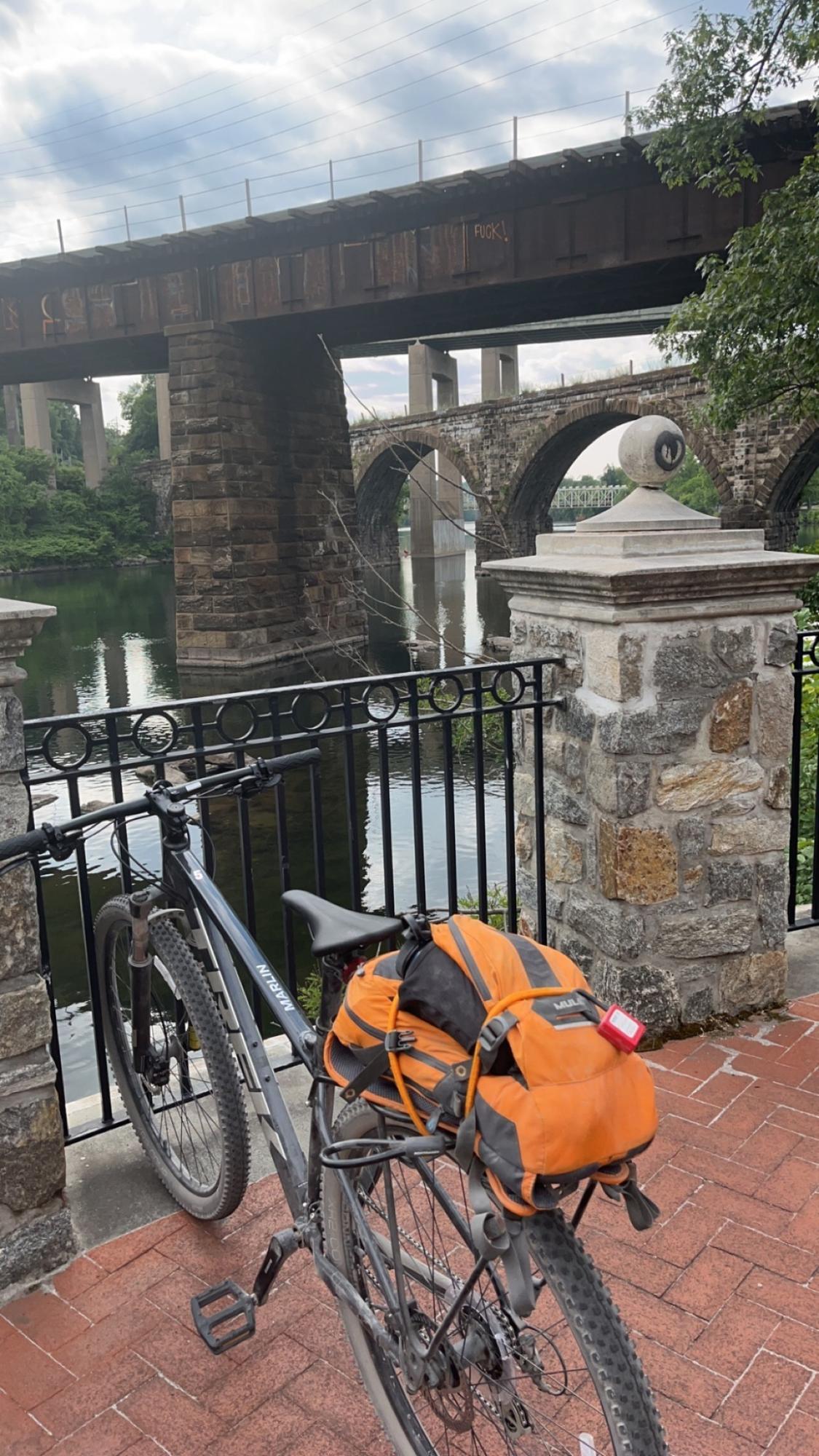 2022 Trek M/L Silver, gray or bare metal