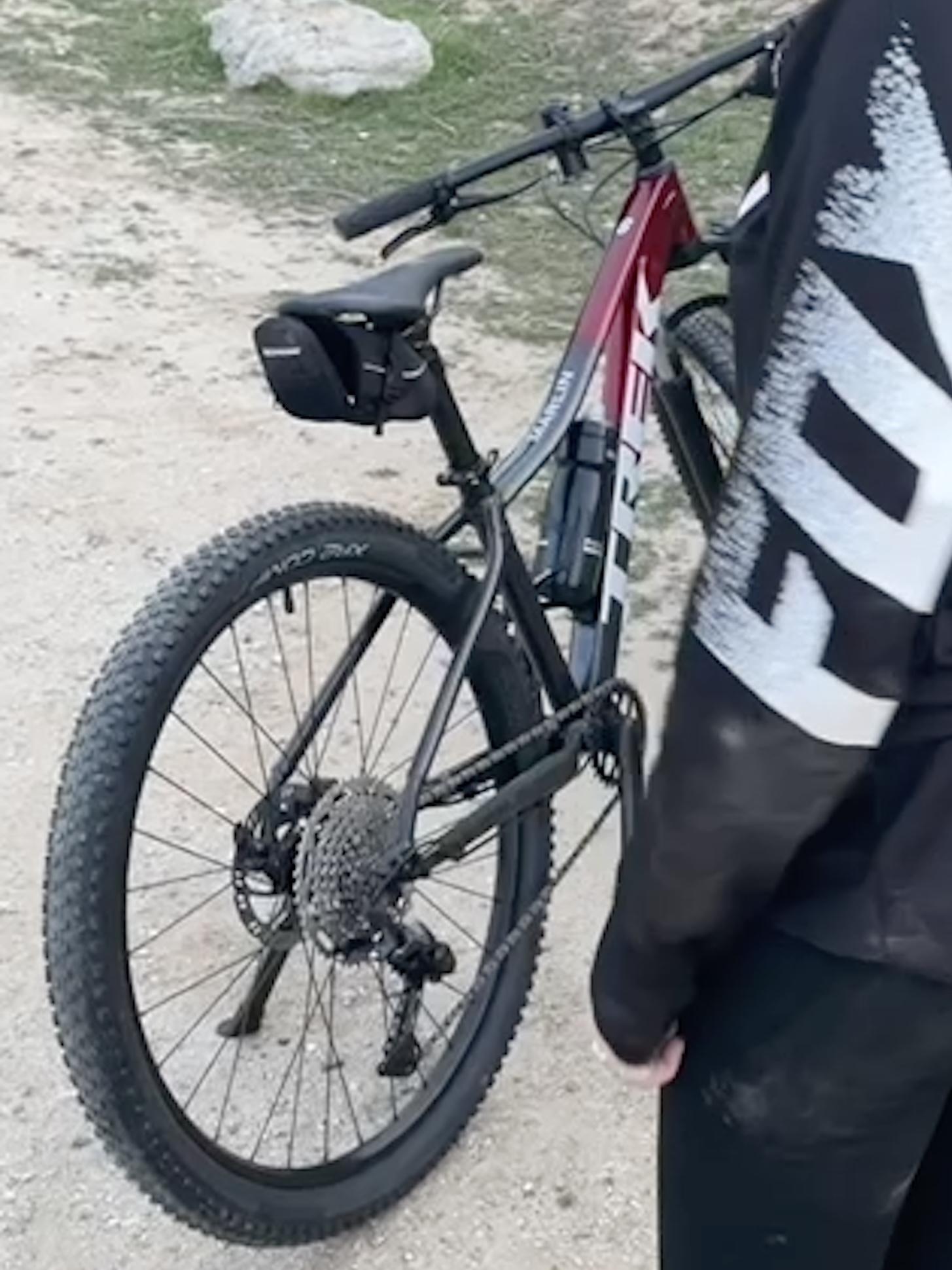 2022 Trek Marlin 6 Red and Black