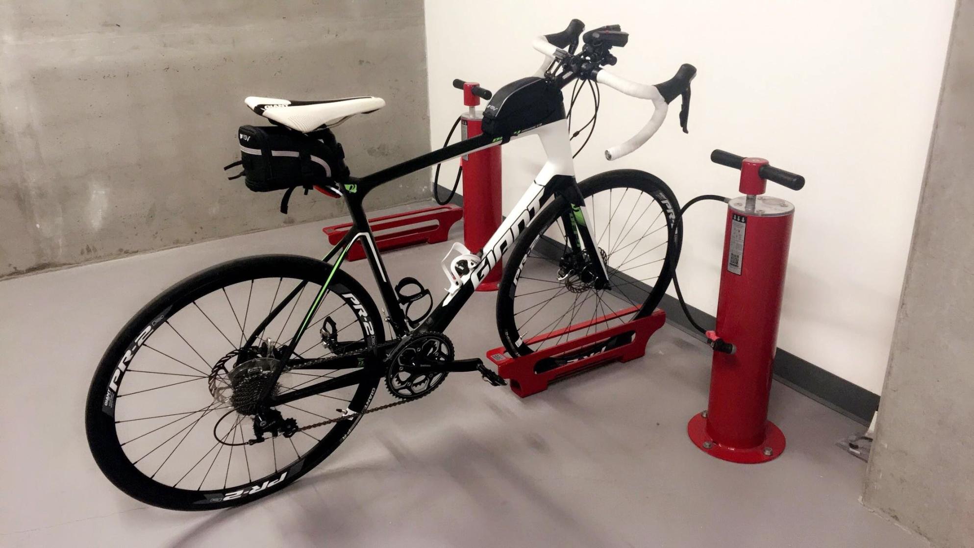 2016 Giant Pro Advanced - Full Carbon White and Blue