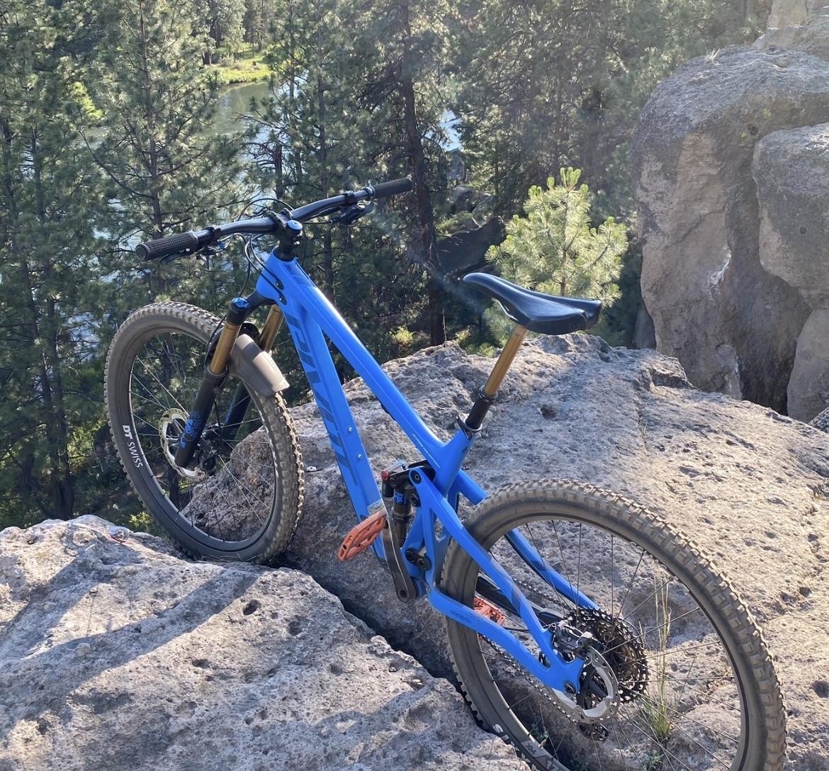 2023 Pivot Switchblade Blue