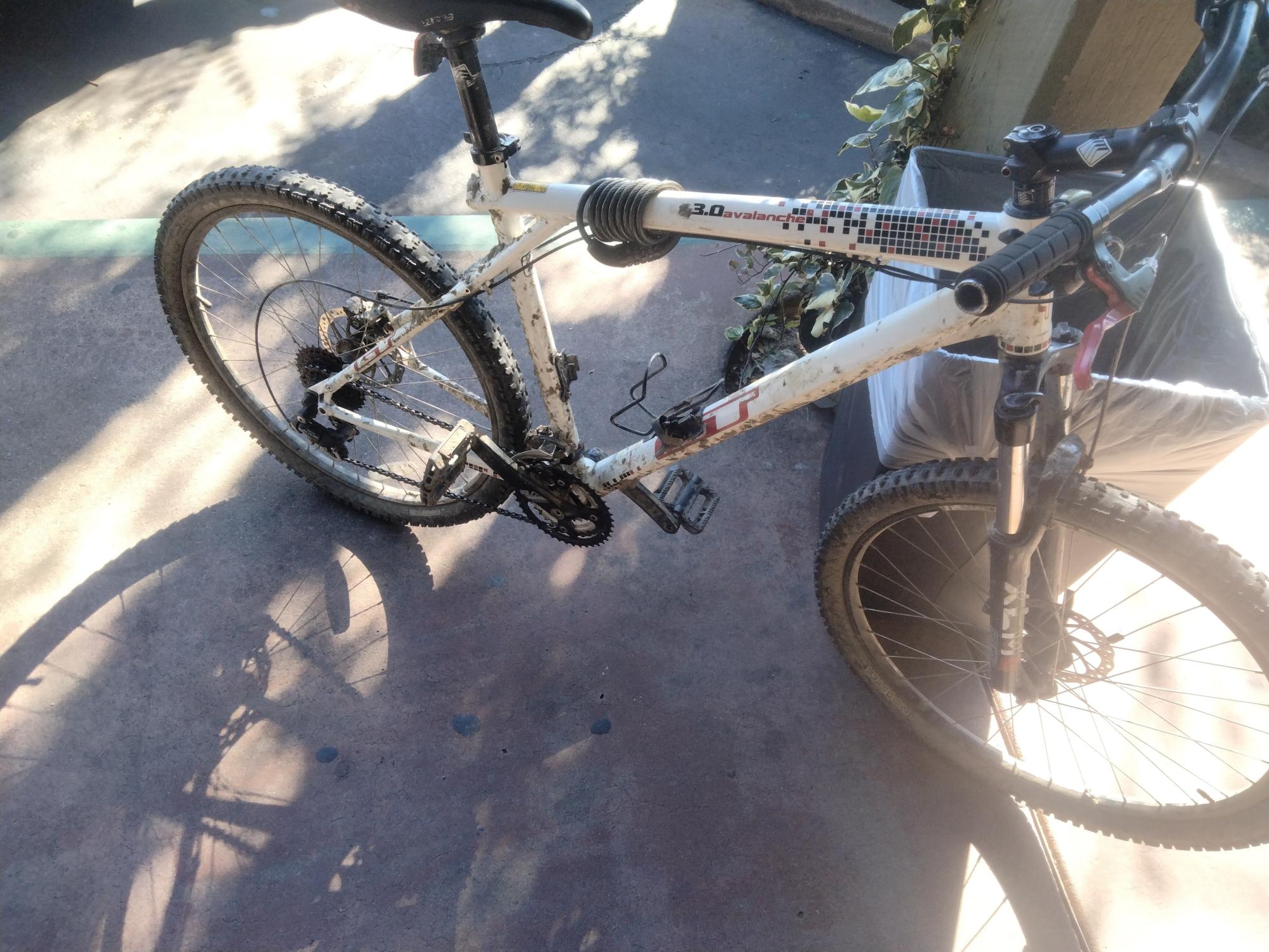 GT Bicycles Avalanche3.0 White, Red, and Black
