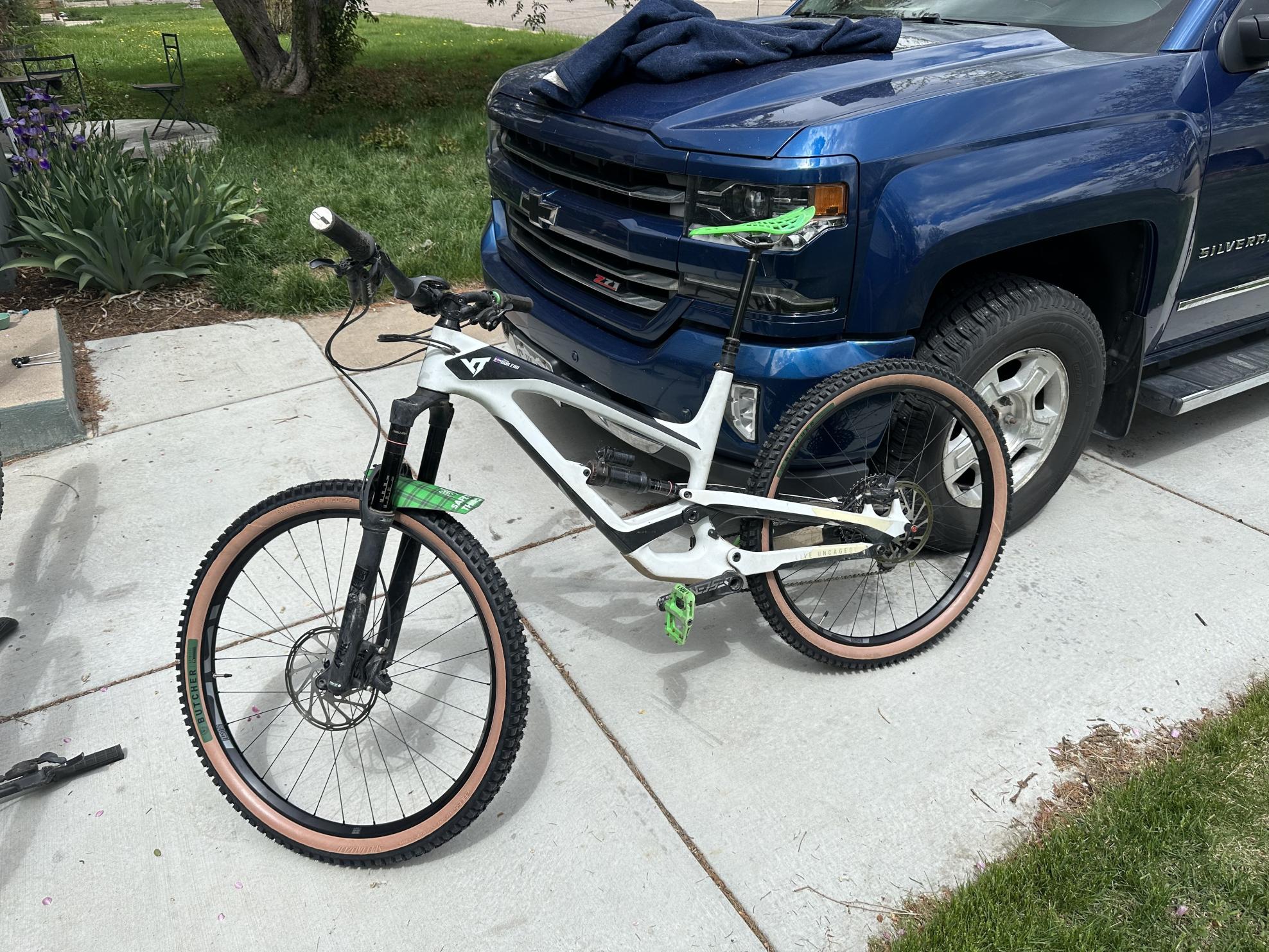 2019 YT Capra CF Pro 29 White and Black