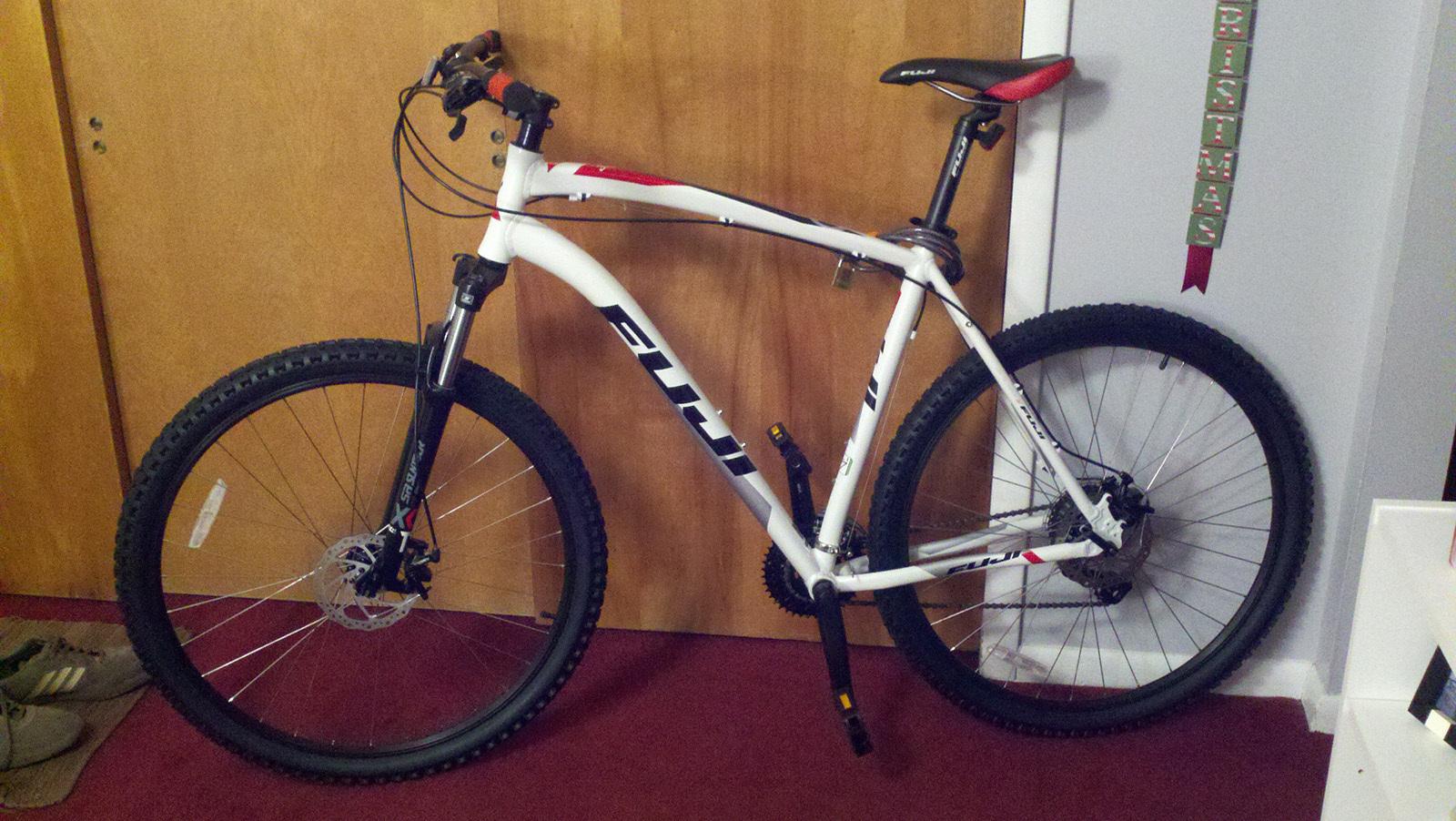 2012 Fuji Nevada 29 3.0 White, Silver or Gray, and Red