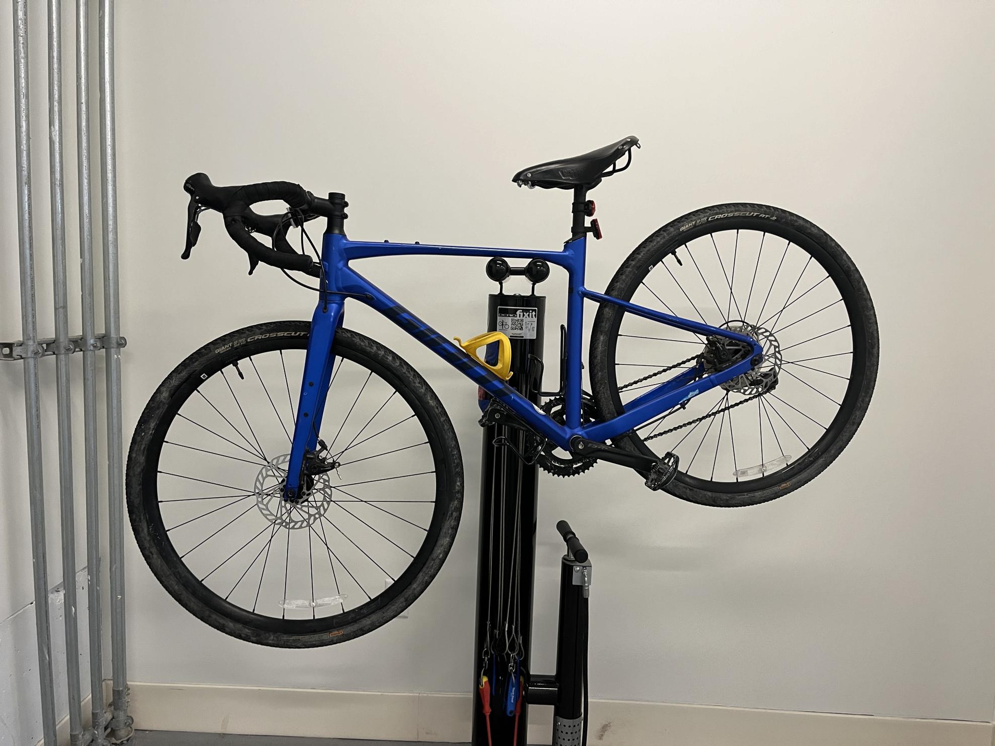 2022 Giant Revolt 2 Blue
