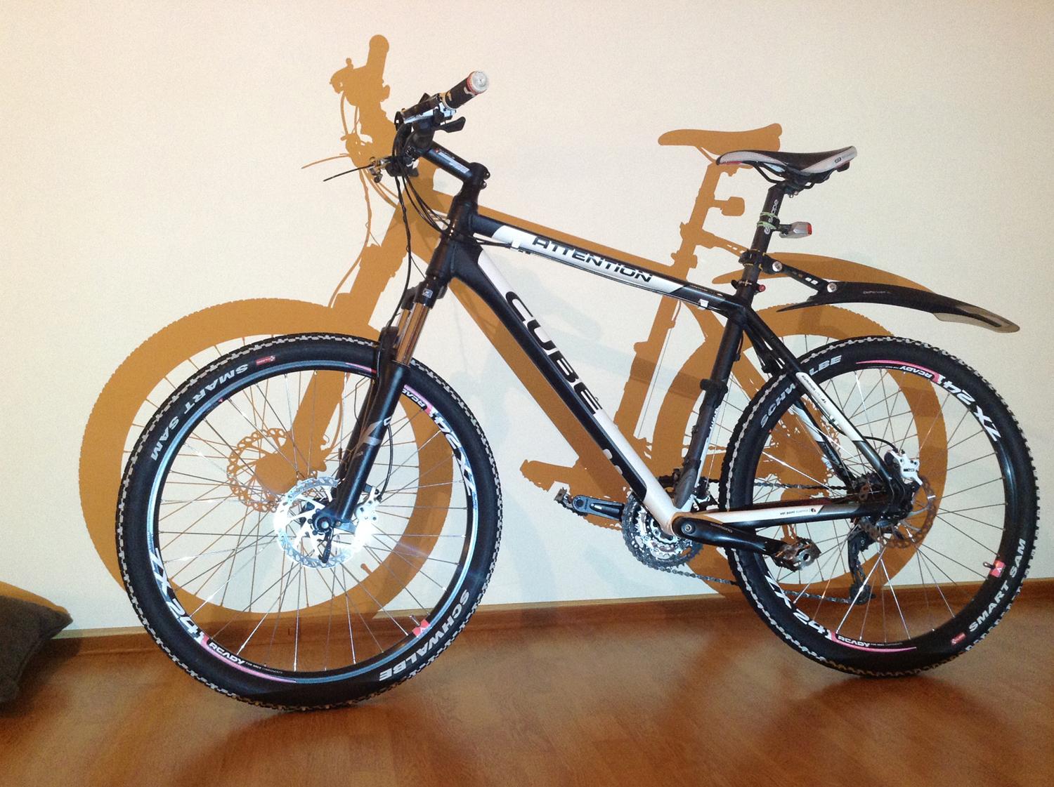 2010 Cube Attention Black and White