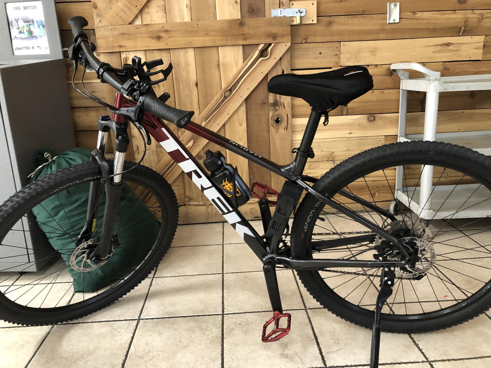 2022 Trek Marlin 6 Black and Red
