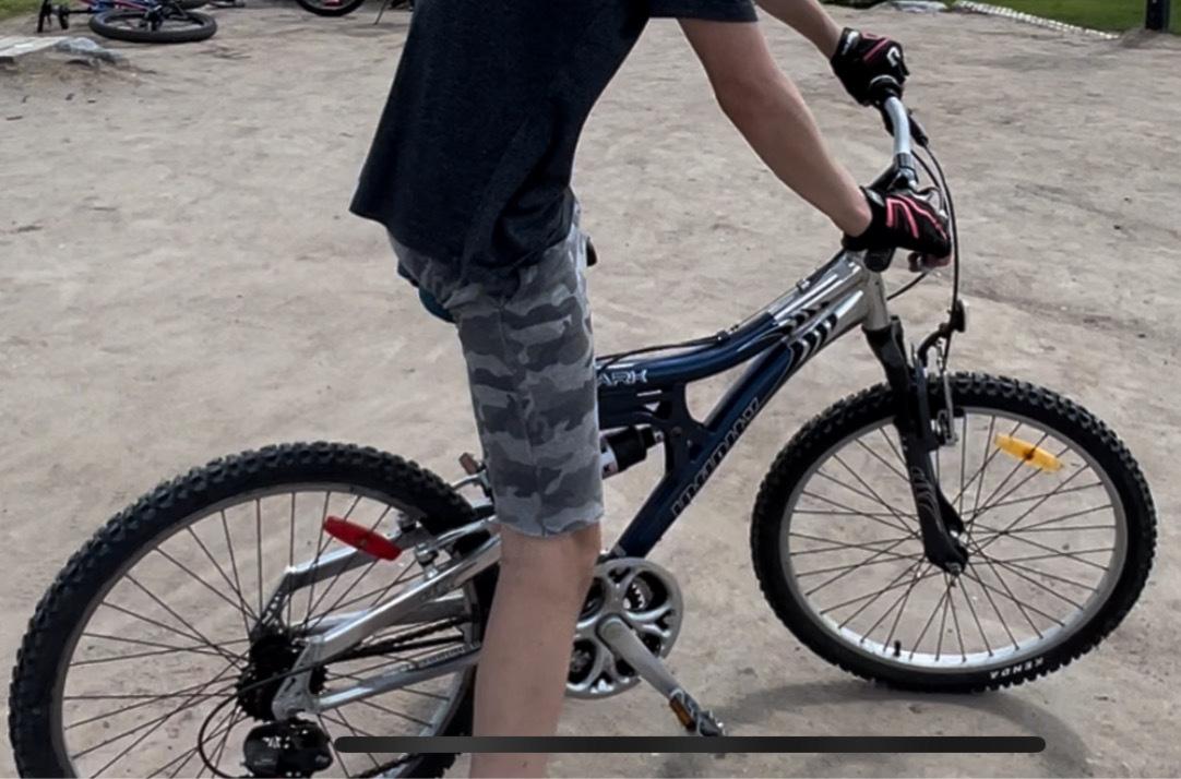 Quark Infinity 24 in Silver, gray or bare metal and Blue