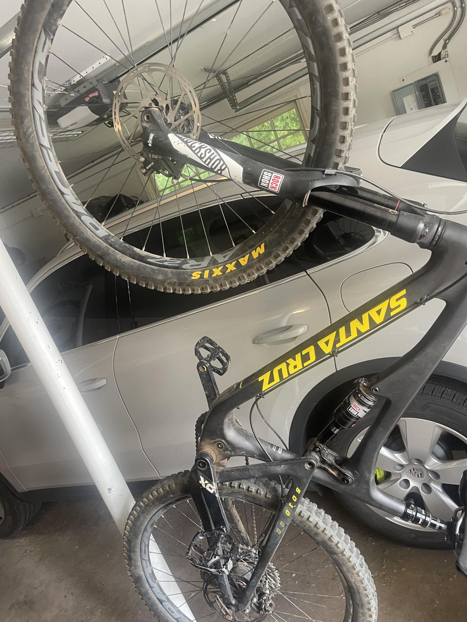 2016 Santa Cruz Santa Cruz Black and Yellow or Gold