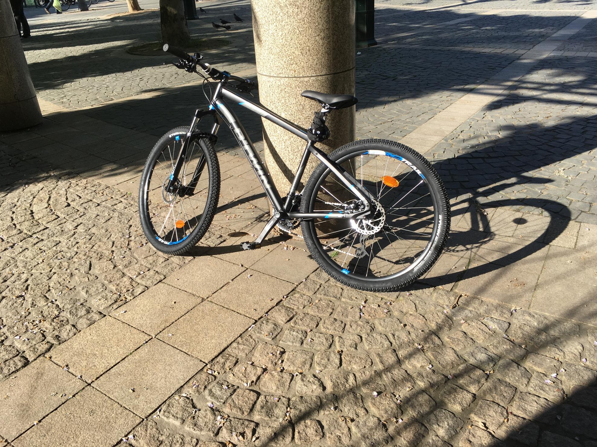 2017 b'Twin Mountain bike rock rider 520 Black, Silver or Gray, and Blue