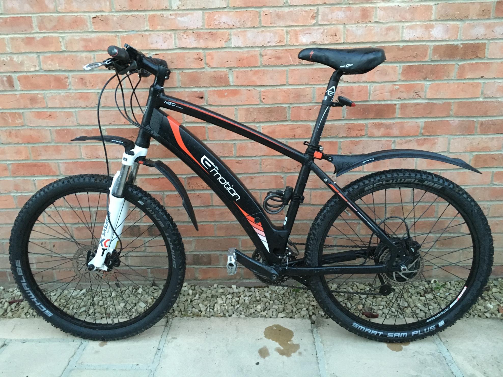 BH eMotion Neo Xtrem Black and White