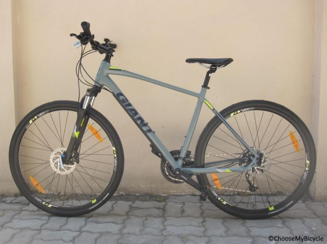 2018 Giant Roam 2 Disc Medium Silver, gray or bare metal, Yellow or Gold, and Blue