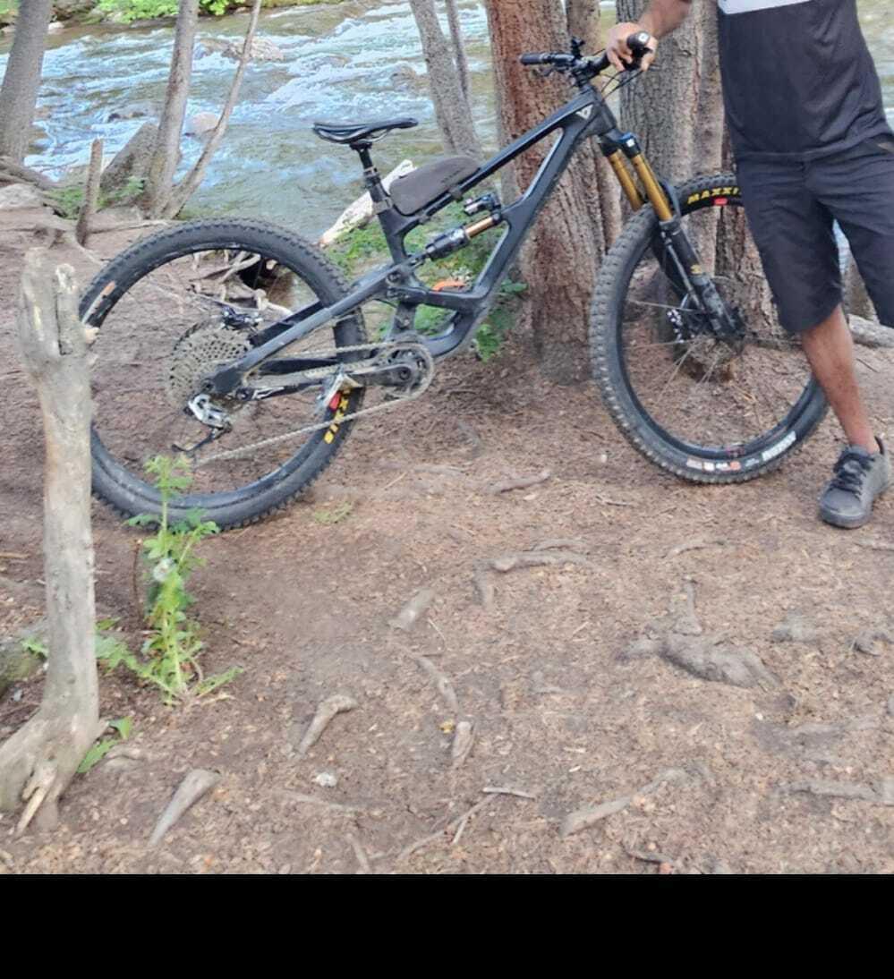 2022 YT Capra Black