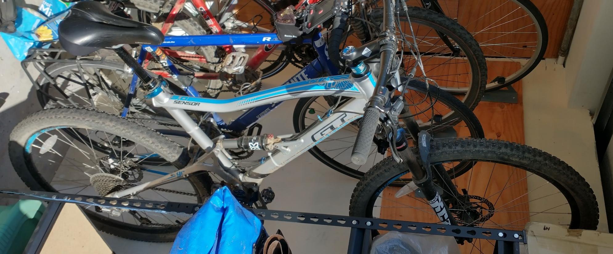 2011 GT Bicycles Sensor 3.0 White and Blue