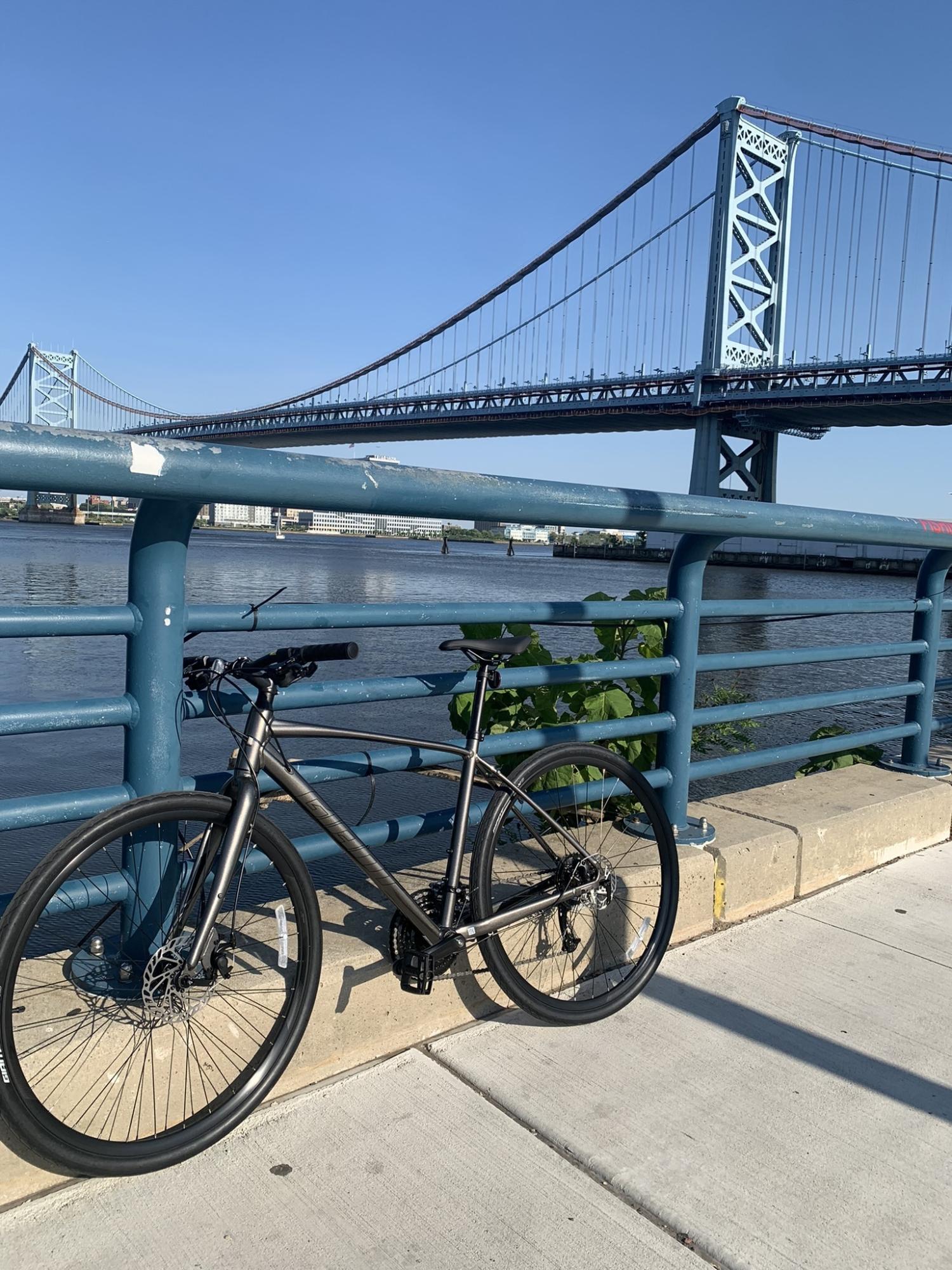 2022 Giant Escape 3 Silver, gray or bare metal and Black