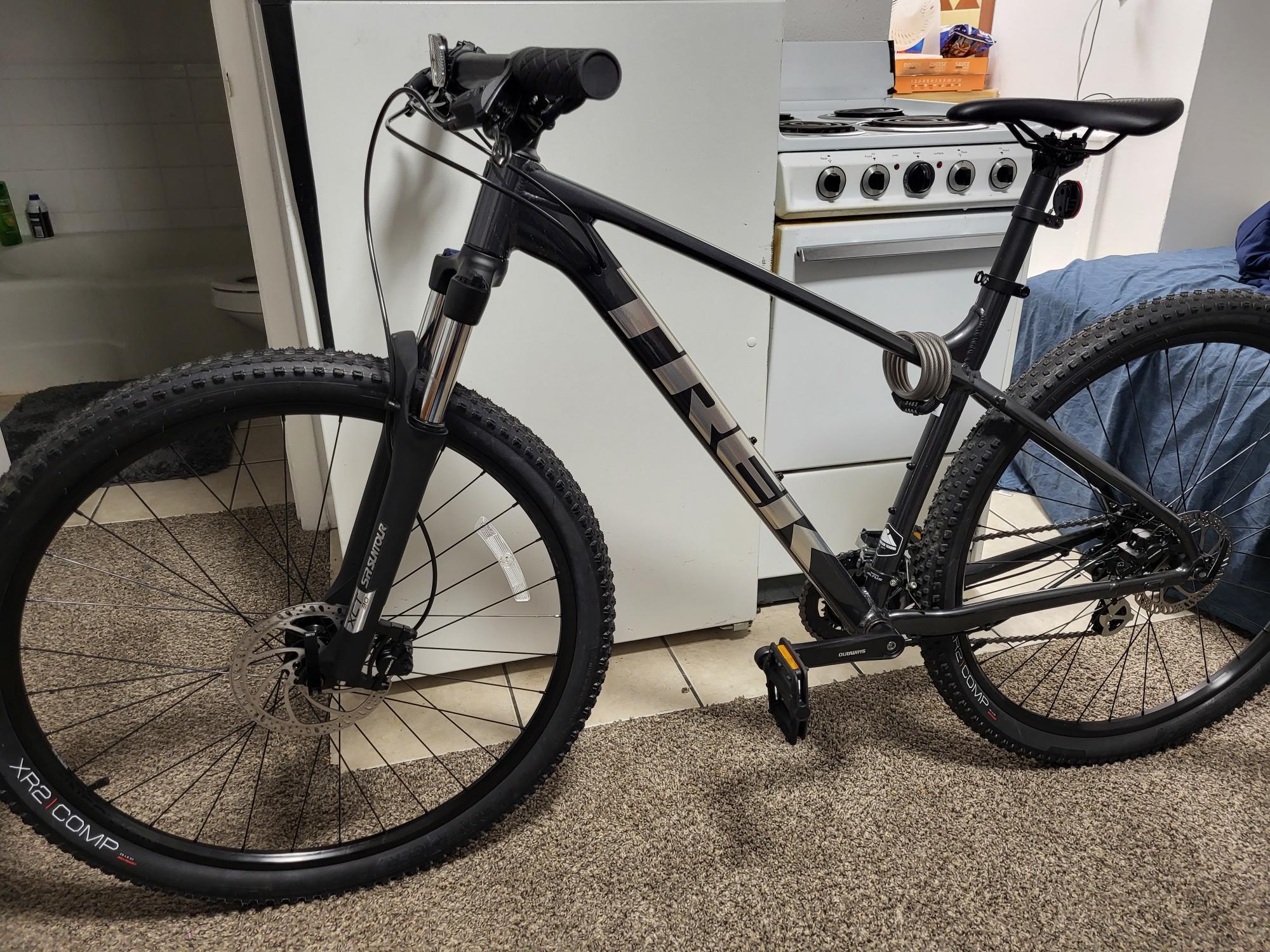 2022 Trek Marlin Silver, gray or bare metal