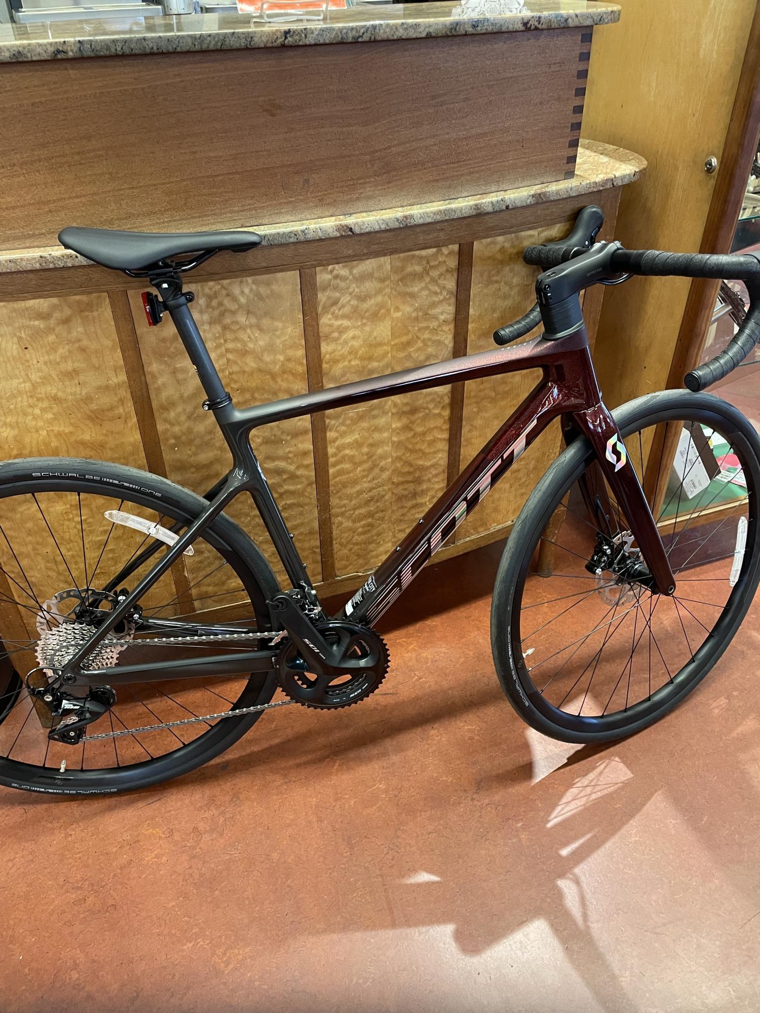 2022 SCOTT KEY FEATURES - Addict Disc HMF Carbon... Red