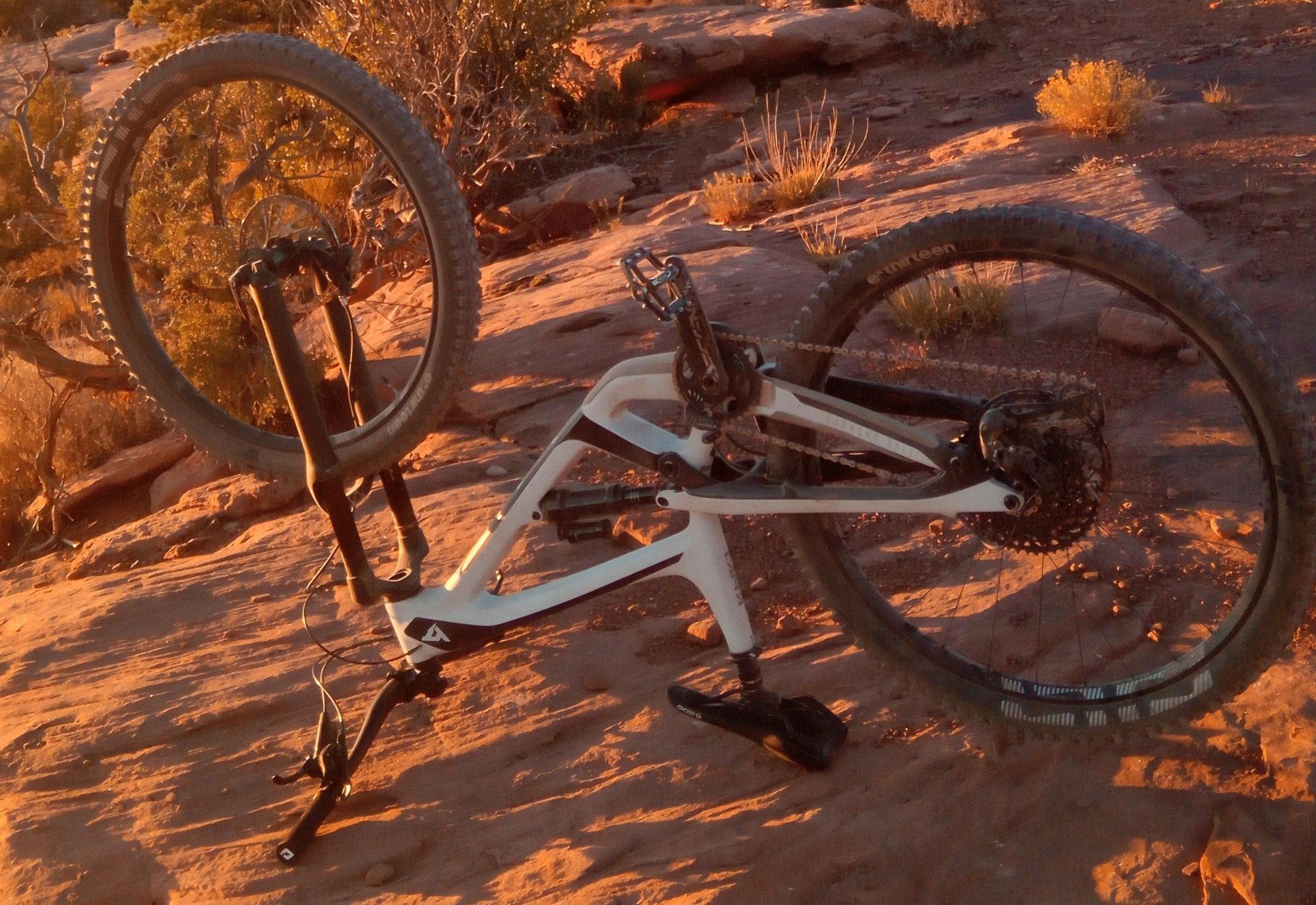 2019 YT Capra White