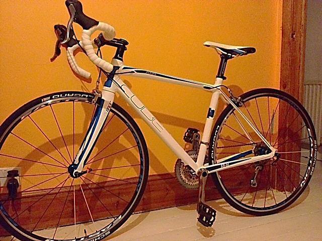 2013 Cube Axial White and Blue