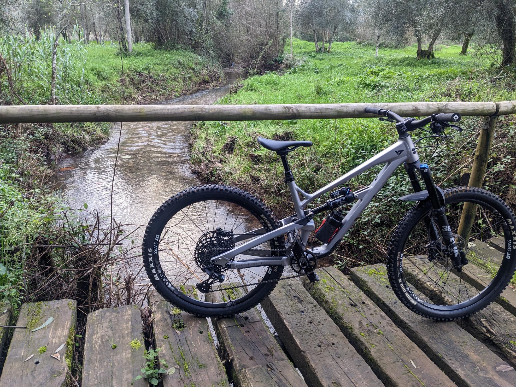 2022 YT M Silver, gray or bare metal