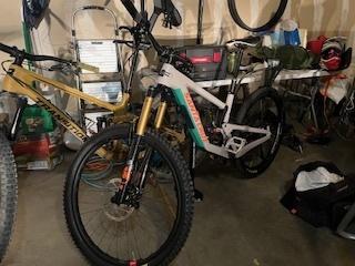 2023 Santa Cruz Nomad 6 C Silver, gray or bare metal