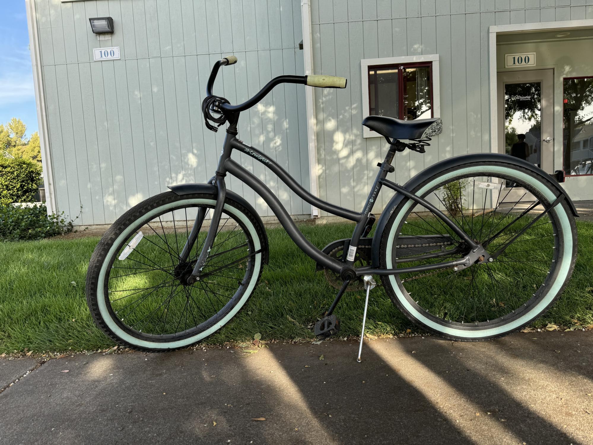 Huffy Huffy Cranbrook Comfort Cruiser Bike Silver, gray or bare metal